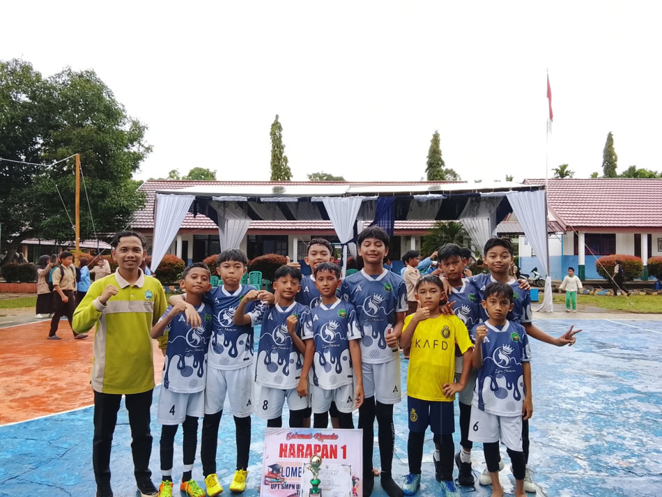 Aksi Gemilang di Lapangan Hijau: MI Al Azhar Dharmasraya Sabet Juara Harapan 1 Futsal.